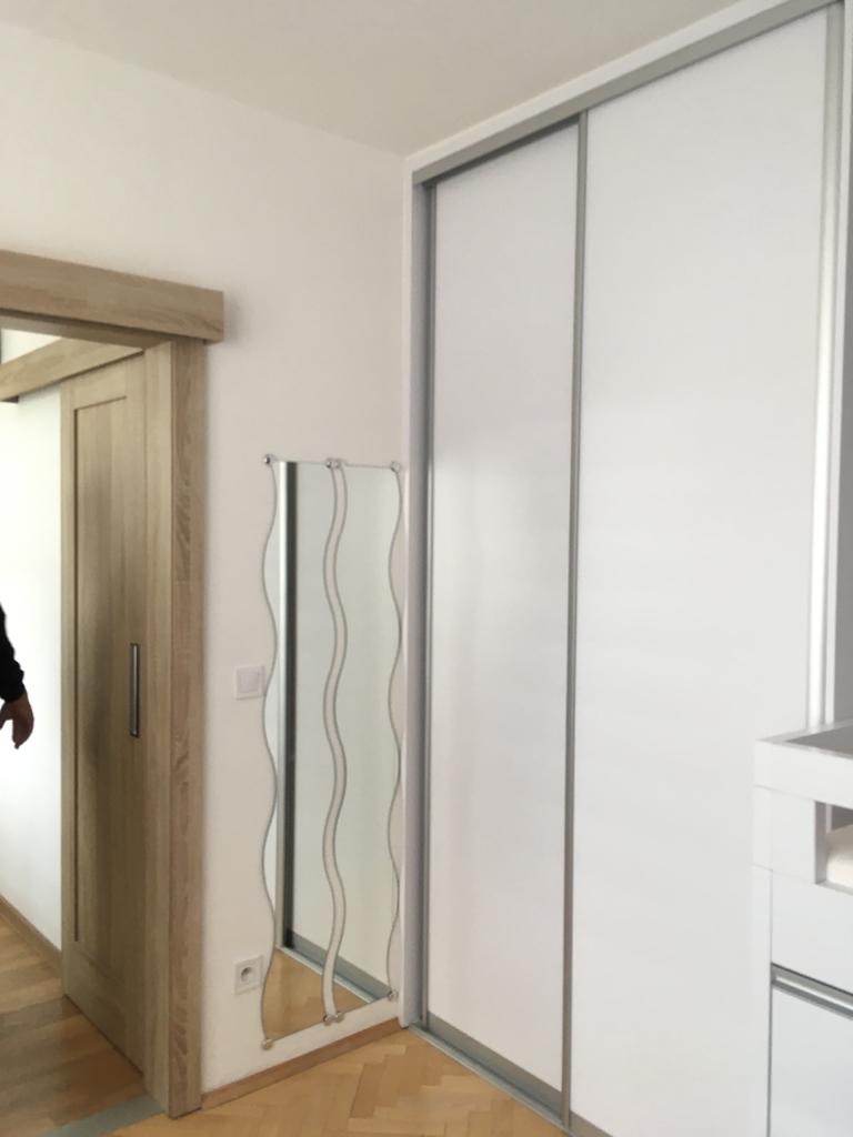 Bílá vestavěná skříň s posuvnými dveřmi