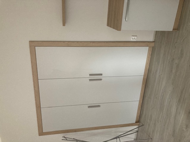 Bílá vestavěná skříň