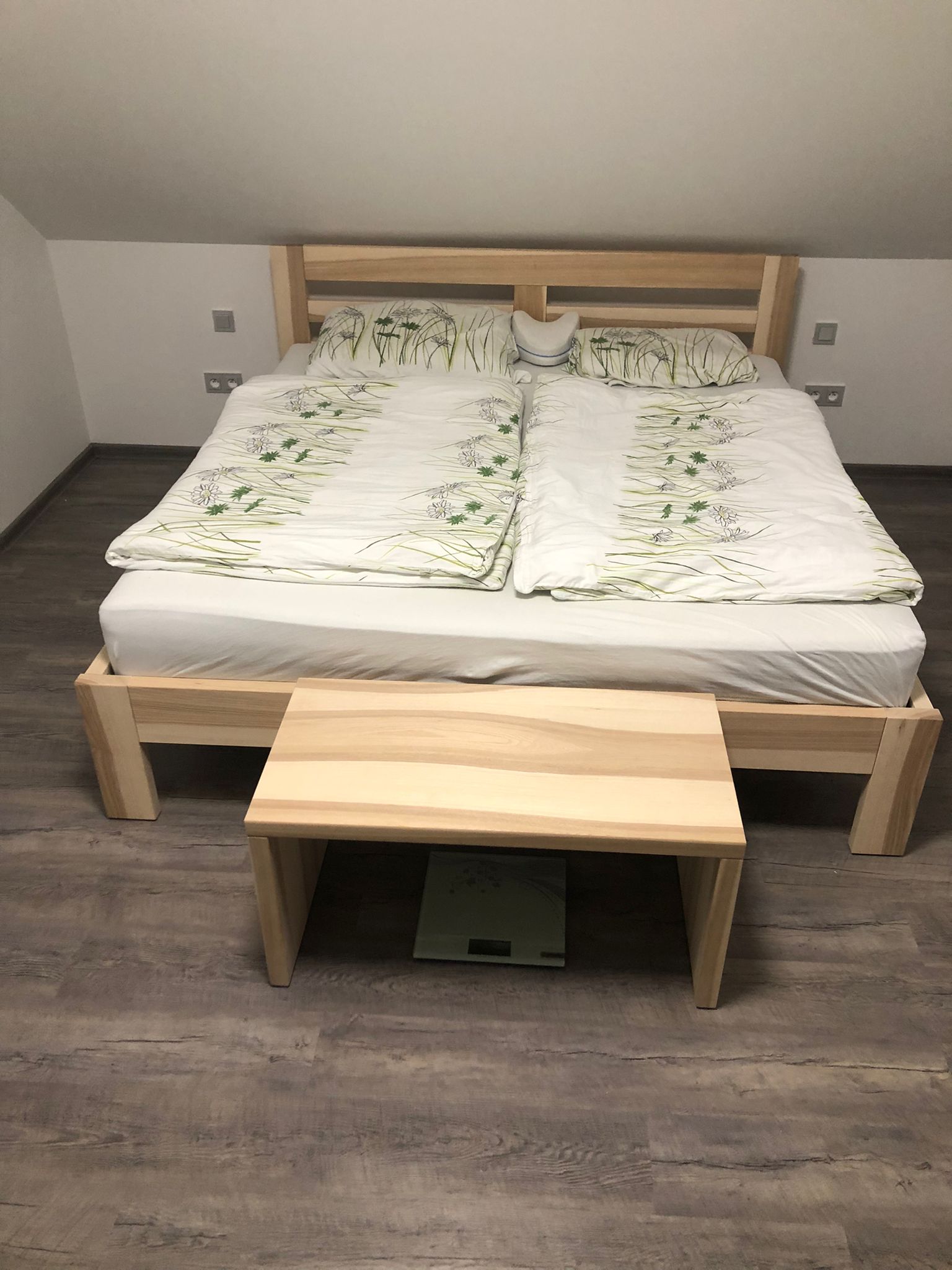 Manželská postel a stolek