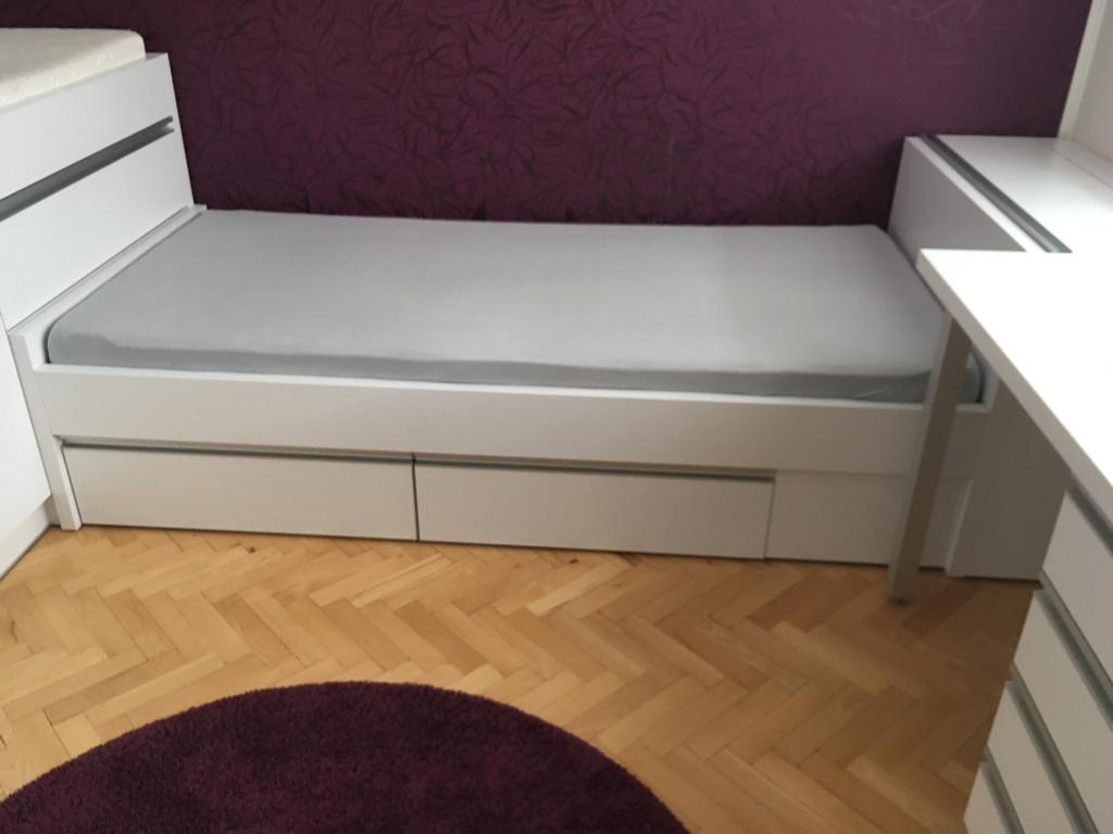 Bílá postel se stolem